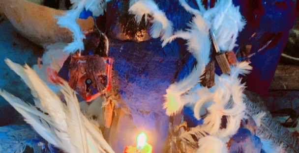 Un rituel d'amour avec nom et miel est une pratique de magie douce qui utilise le miel pour attirer ou renforcer l'amour, en y intégrant le nom de la personne désirée, souvent sur un papier ou un objet, pour concentrer l'énergie et l'intention, créant ainsi un lien symbolique, avec des ingrédients comme des photos, des bougies roses/blanches, et des symboles (cœurs, infini) pour manifester une connexion plus douce et éternelle. TEL : +229 97 43 5576 DU MAITRE SAMBA KONE